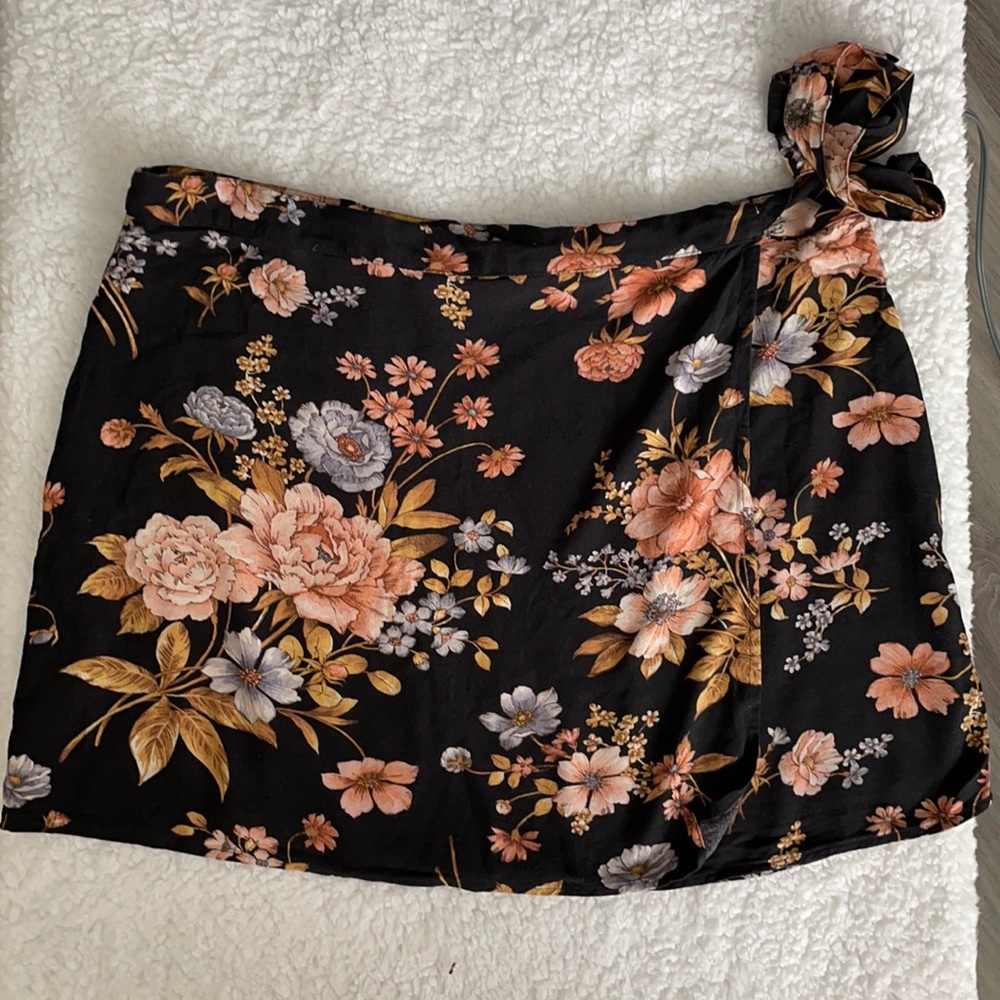 Side tie skirt